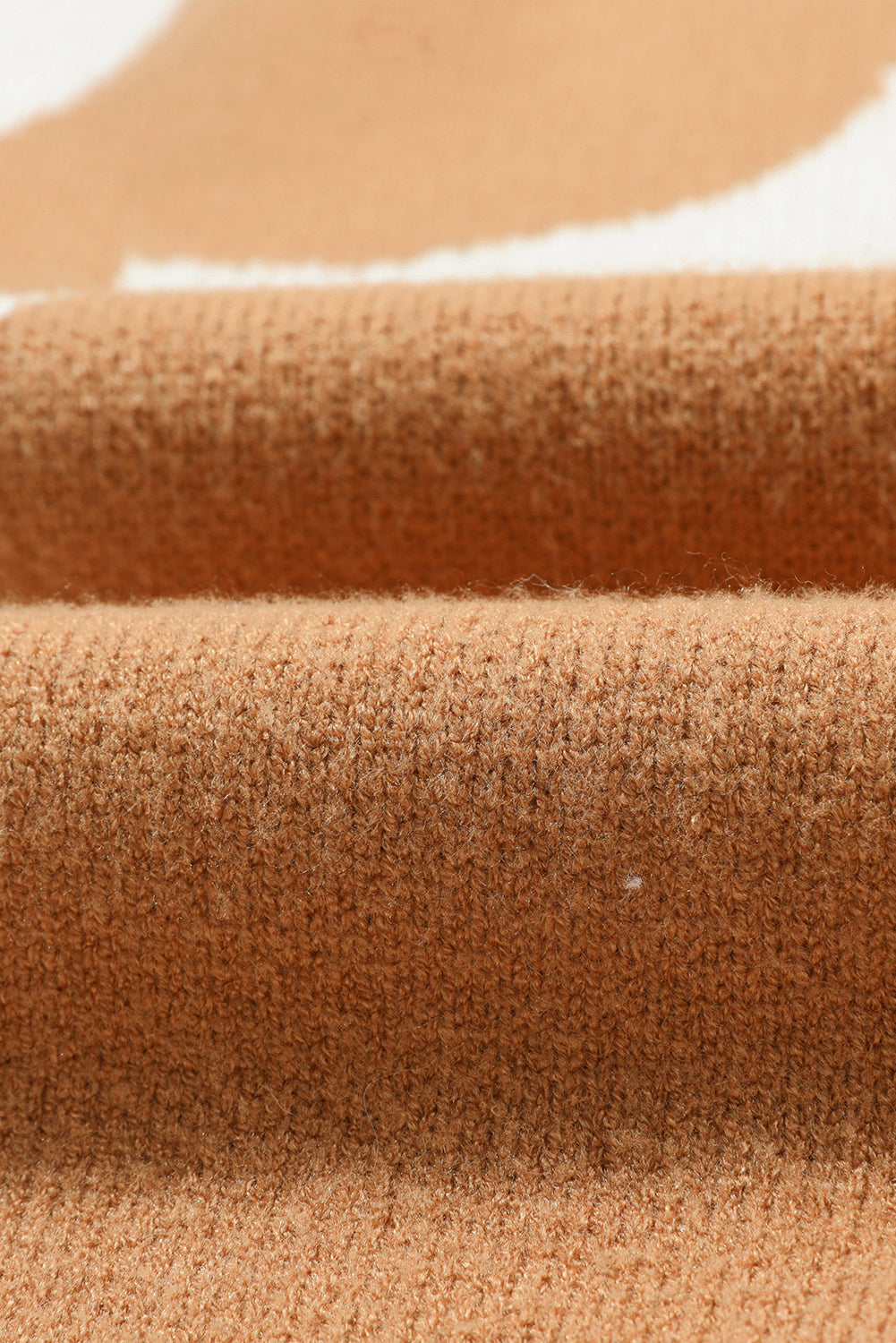 Khakifarbener pullover mit großem blumenmuster und hängenden schultern