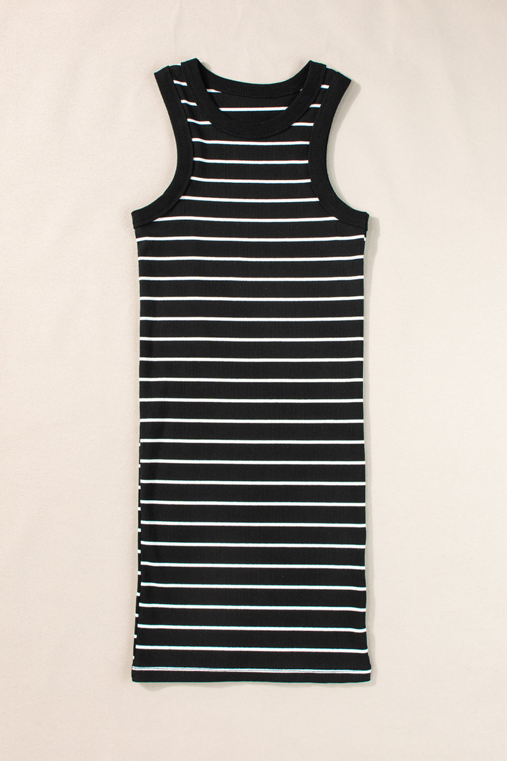 Schwarzes gestreiftes rippenstrick-tank-minikleid