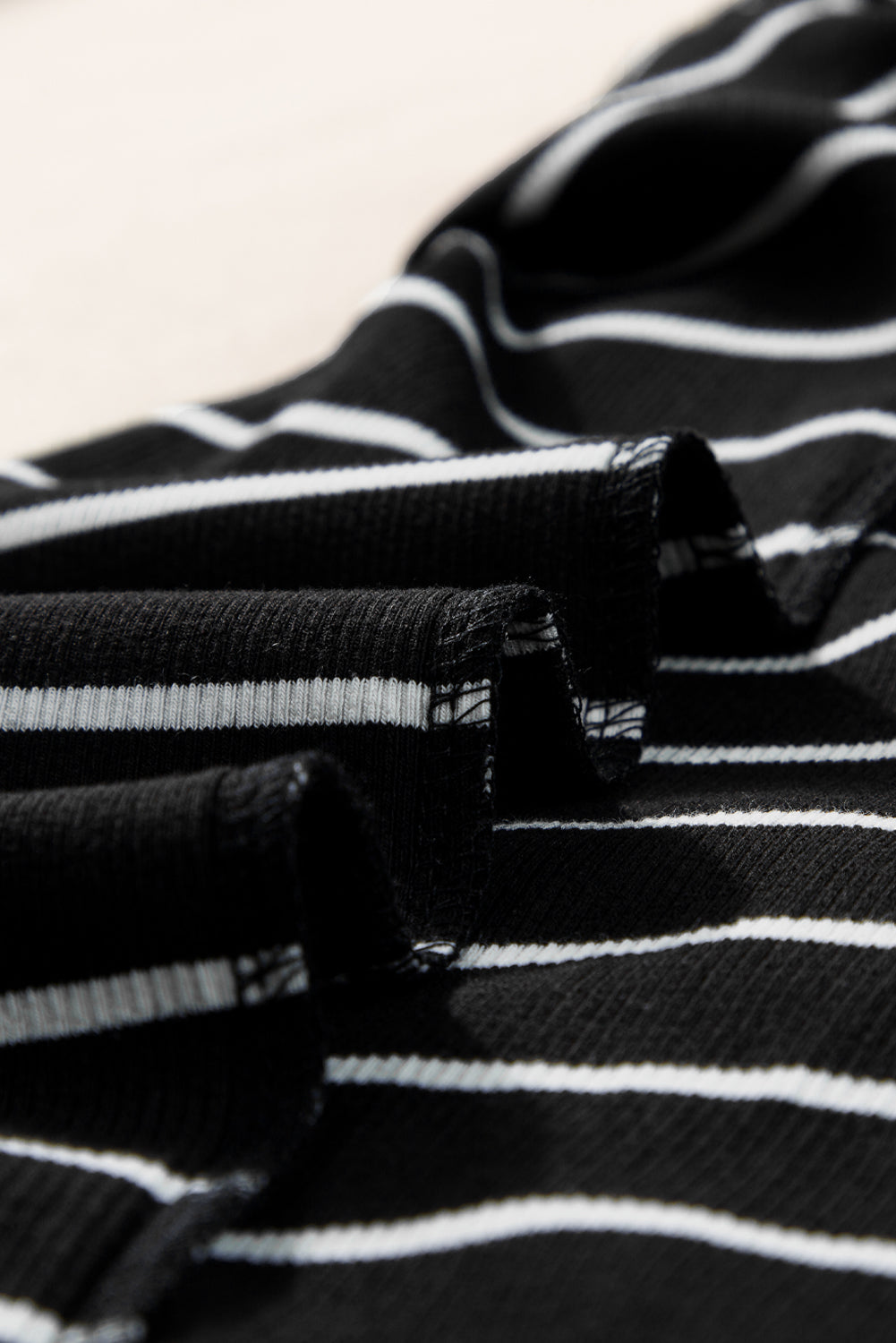 Schwarzes gestreiftes rippenstrick-tank-minikleid