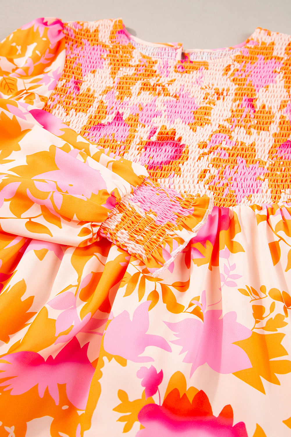Abstraktes minikleid mit gerafften laternenärmeln in orange