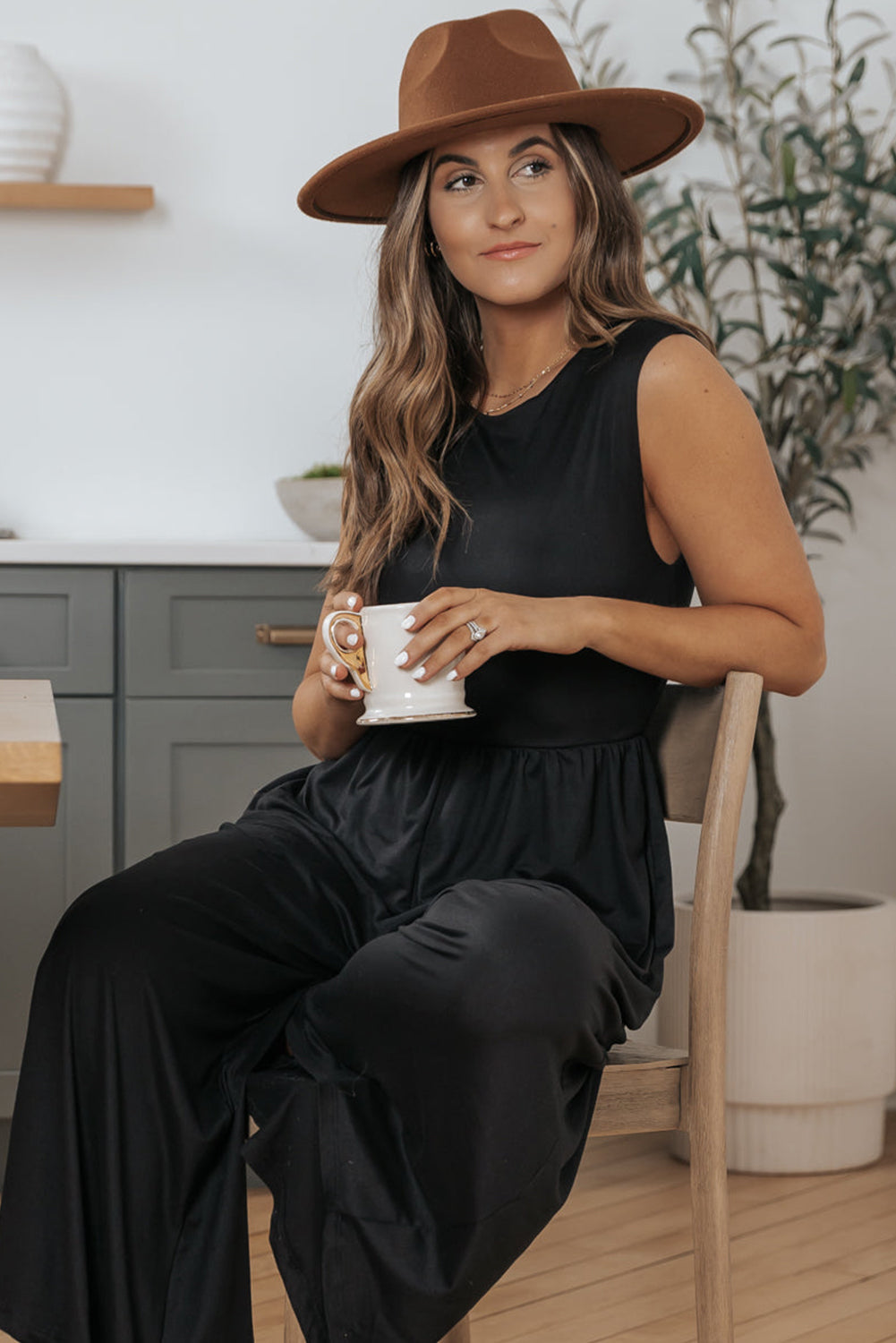 Schwarzer jumpsuit mit weitem bein und offenem rücken
