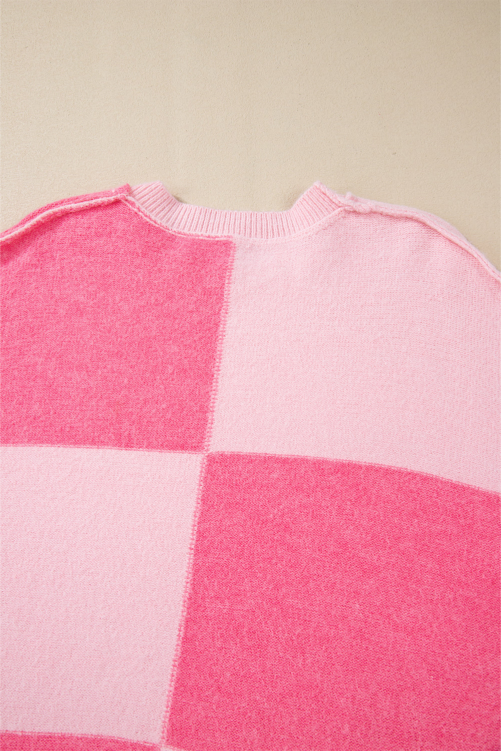 Rosa karierter, gestreifter, hochgeschlossener pullover mit farbblockmuster