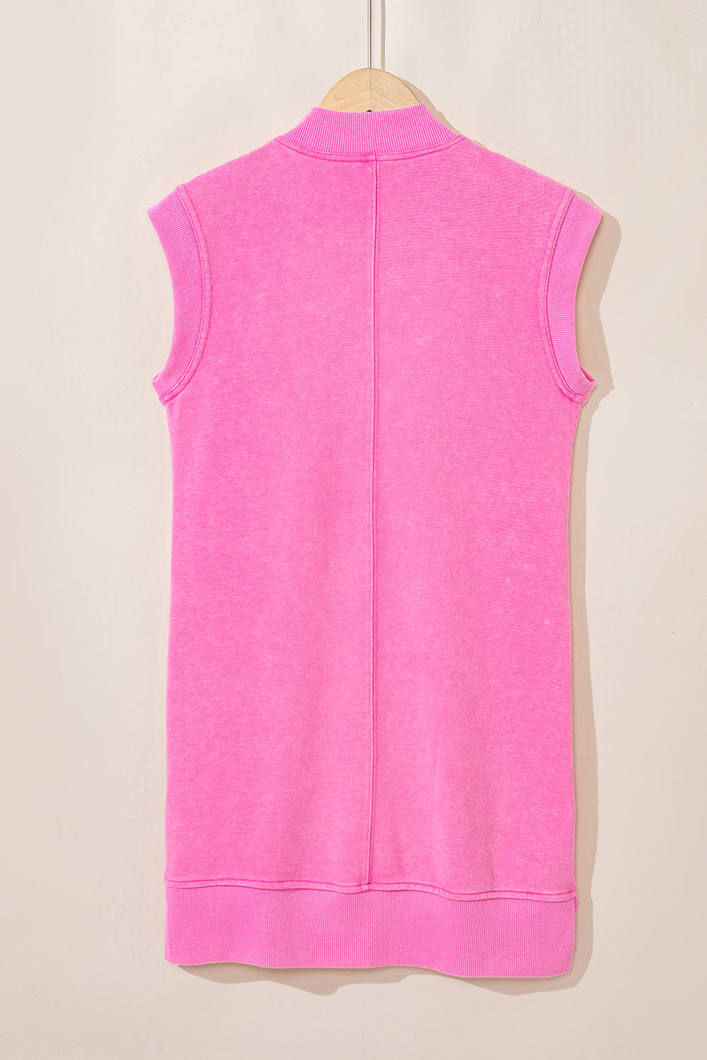 Bonbon sweatshirt-kleid mit viertelreißverschluss und kapuzenärmel