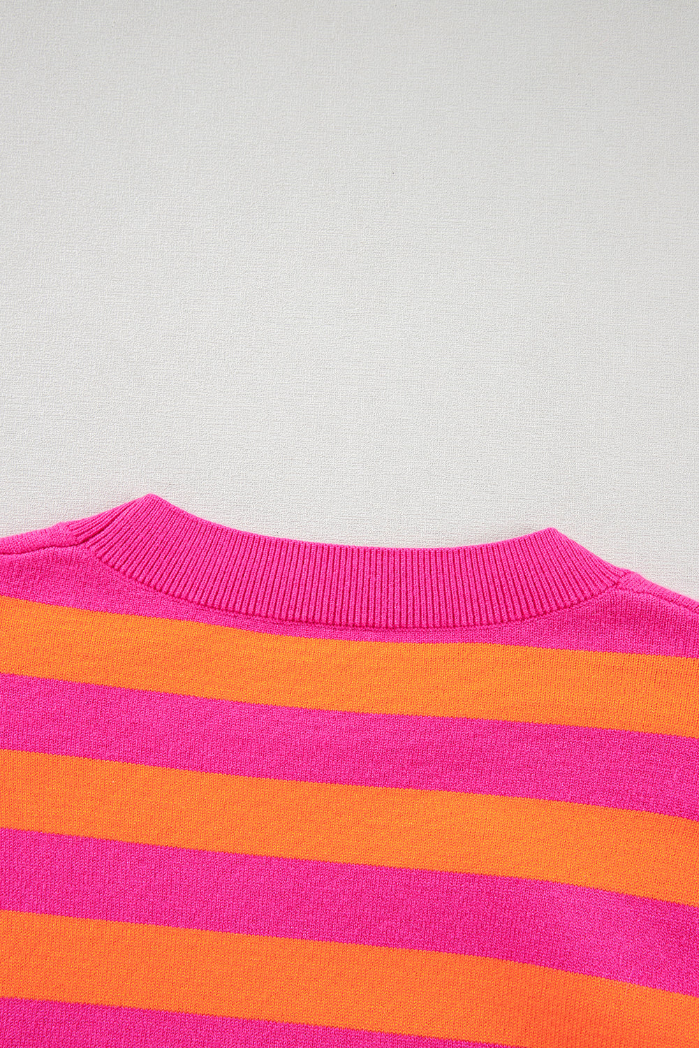 Rose stripe schulterpolster rundhals-pullover