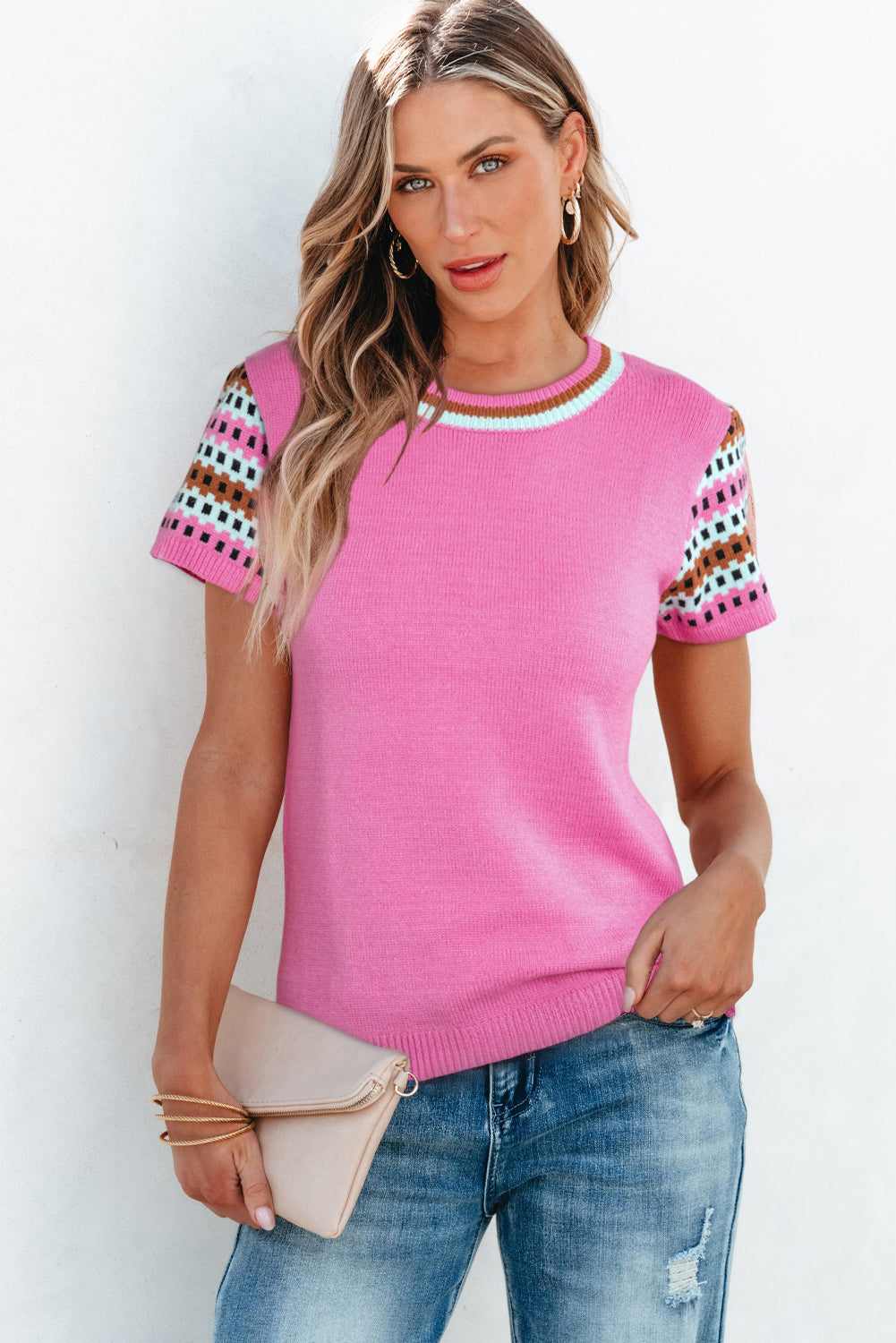 Leuchtend rosa, mit kontrast bedruckter pullover mit rundhalsausschnitt und langen ärmeln