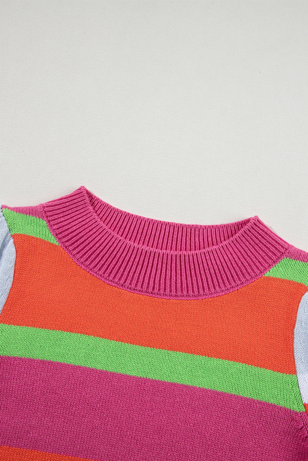 Mehrfarbiger kurzarmpullover mit farbblockmuster und kurzen ärmeln