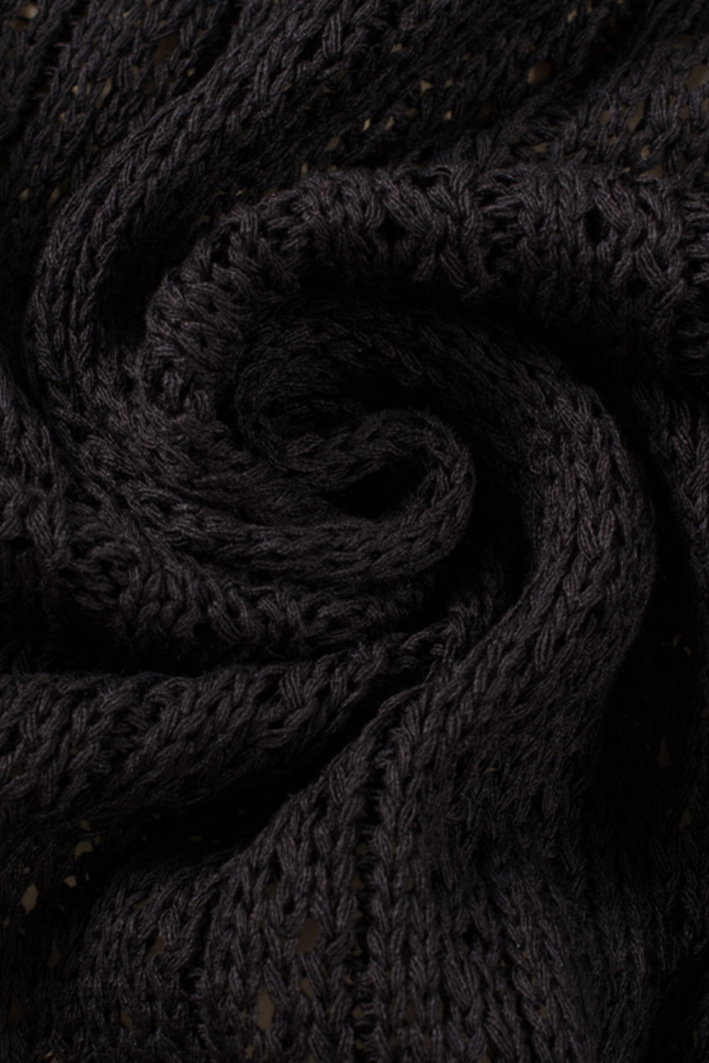 Schwarze strickjacke mit ausgehöhlten armbändern und ärmeln