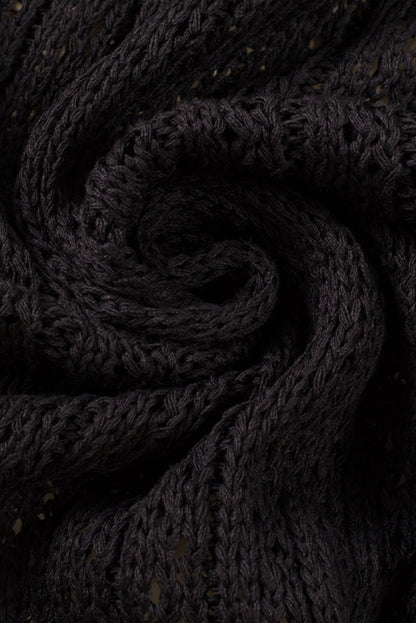 Schwarze strickjacke mit ausgehöhlten armbändern und ärmeln
