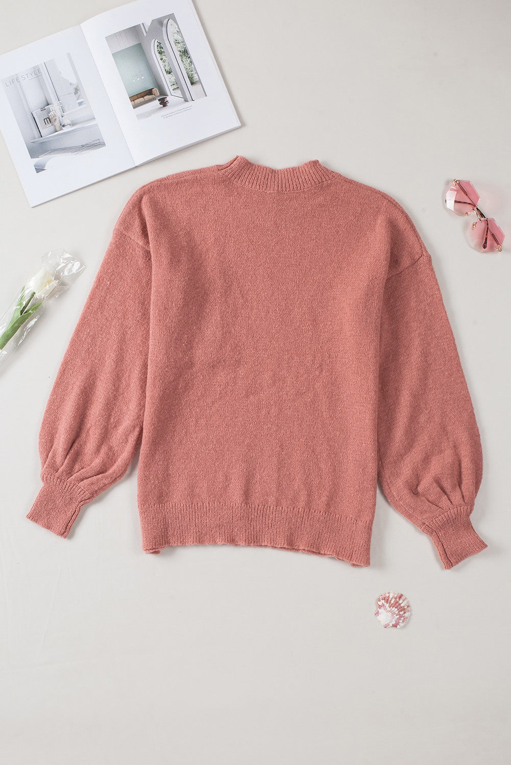 Unifarbener pullover mit puffärmeln und taschen