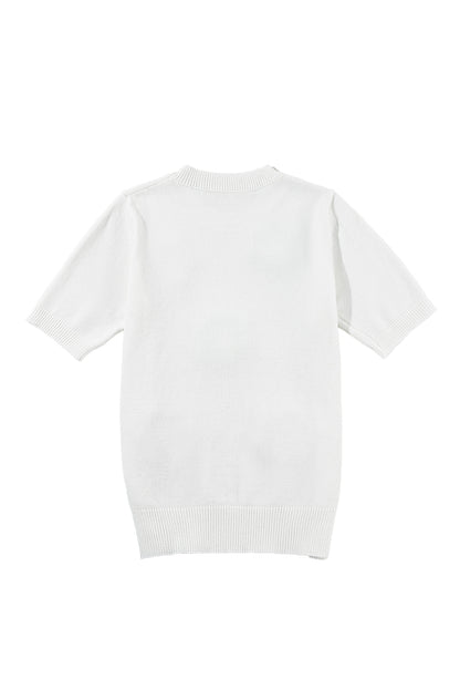 Weißer kurzarm-pullover mit niedlichen blumenapplikationen
