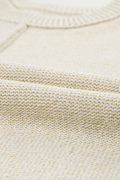 Haferflockenfarbener pullover mit gestrickten ärmeln