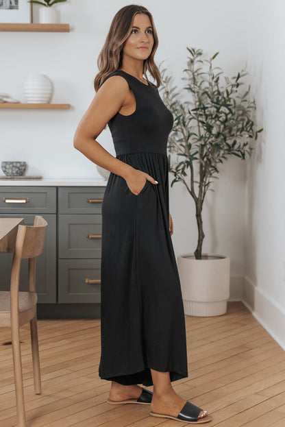 Schwarzer jumpsuit mit weitem bein und offenem rücken