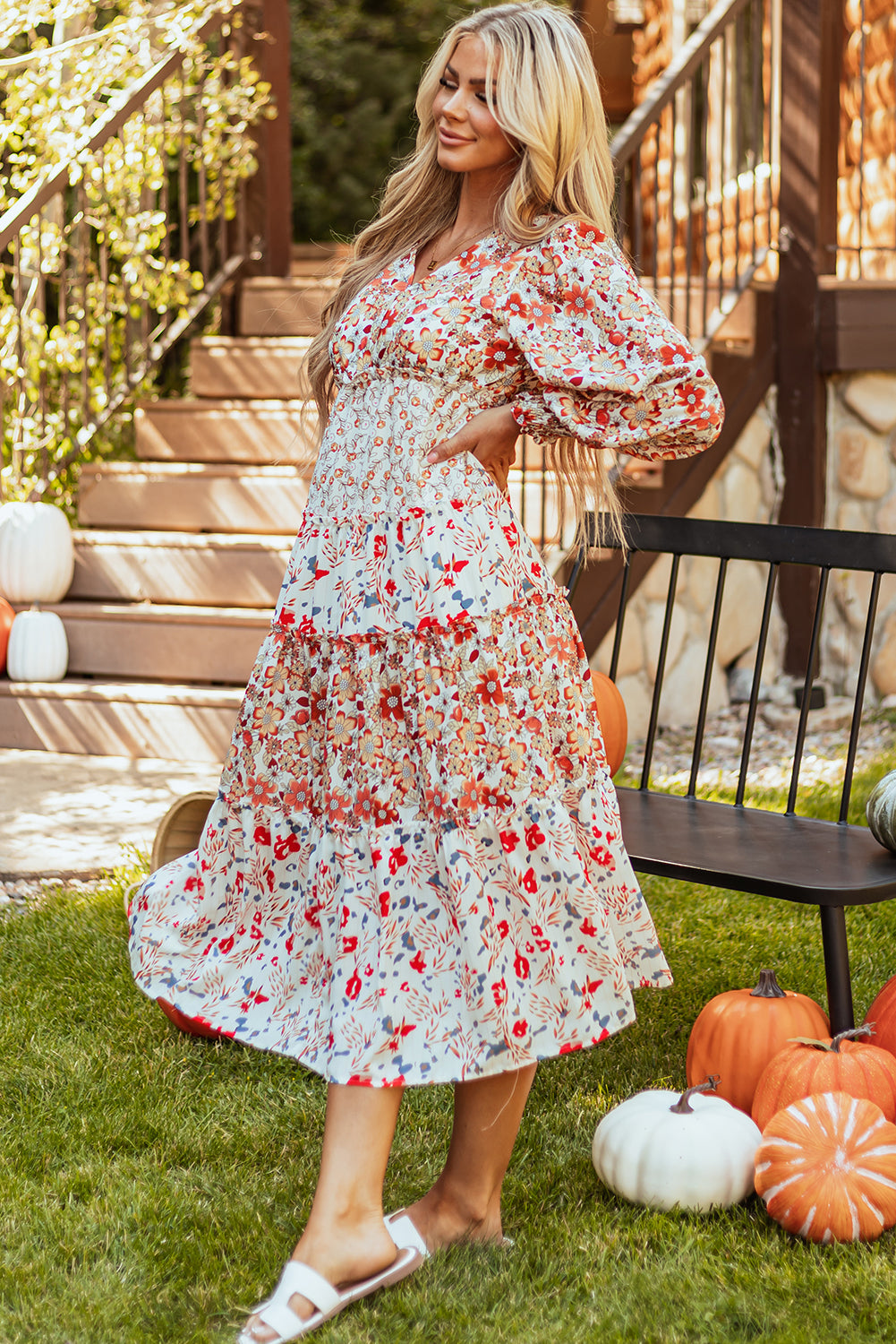 Khakifarbenes langarm-midikleid mit blumenmuster und gerafftem v-ausschnitt
