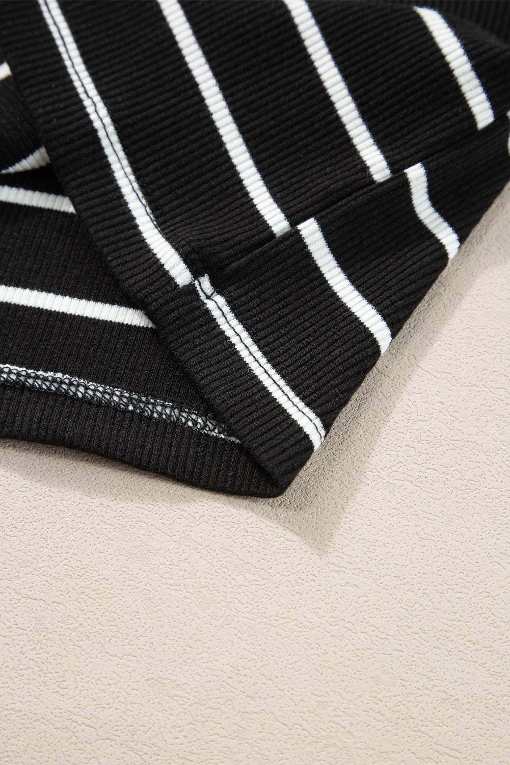 Schwarzes gestreiftes rippenstrick-tank-minikleid