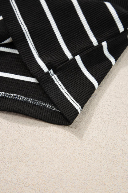 Schwarzes gestreiftes rippenstrick-tank-minikleid