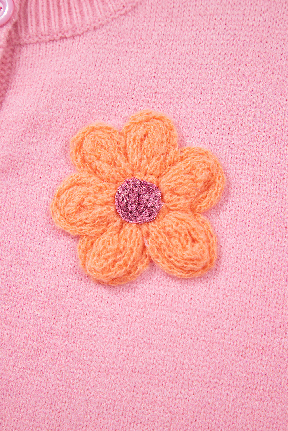 Rosa niedliche strickjacke mit blumenmuster und knopfleiste