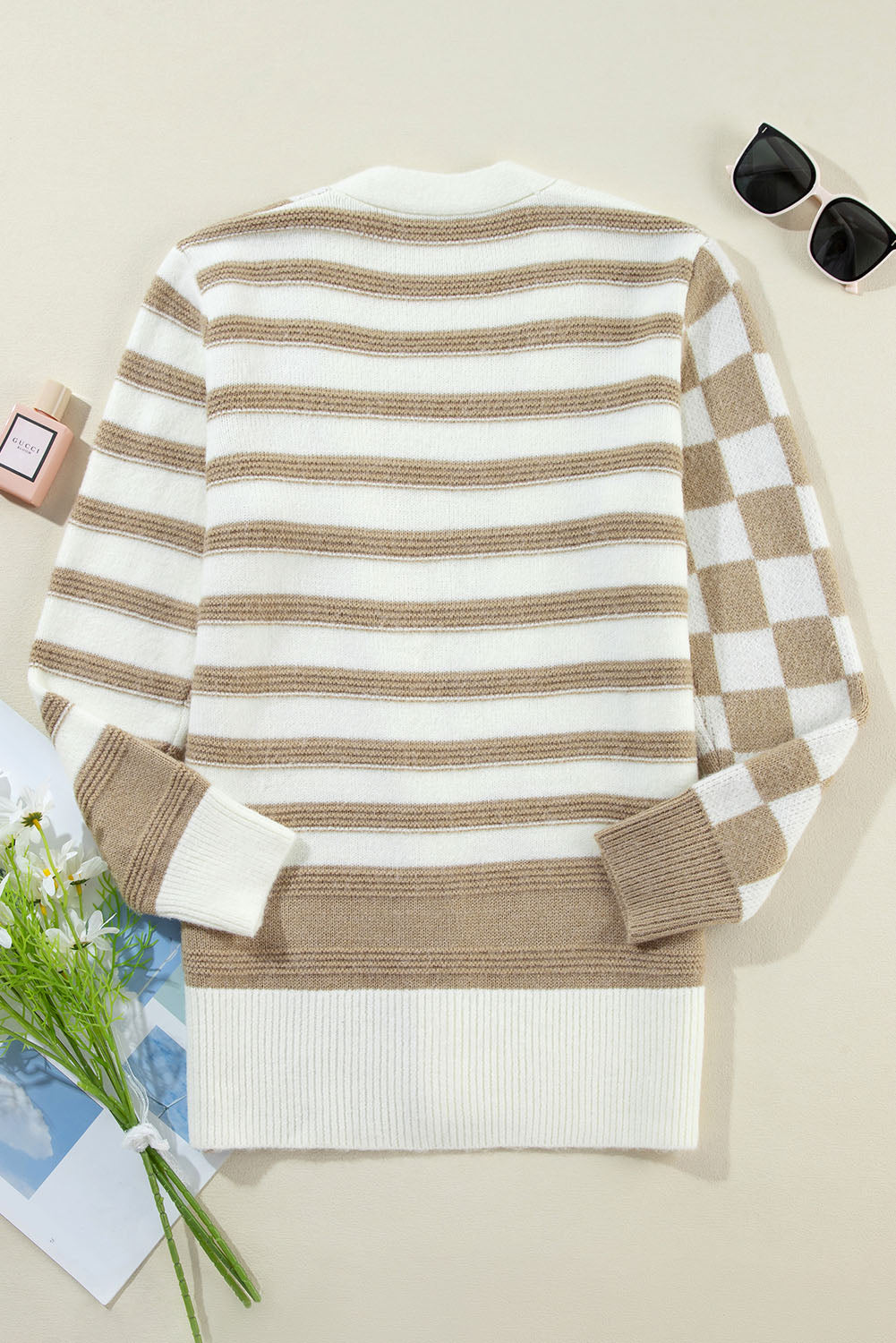 Rauchgrauer gestreifter gingham-strickcardigan mit offener vorderseite