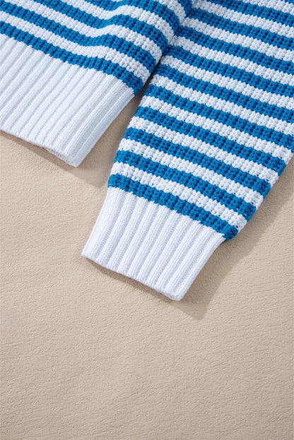 Himmelblauer streifen-pullover mit reißverschluss und schultertasche