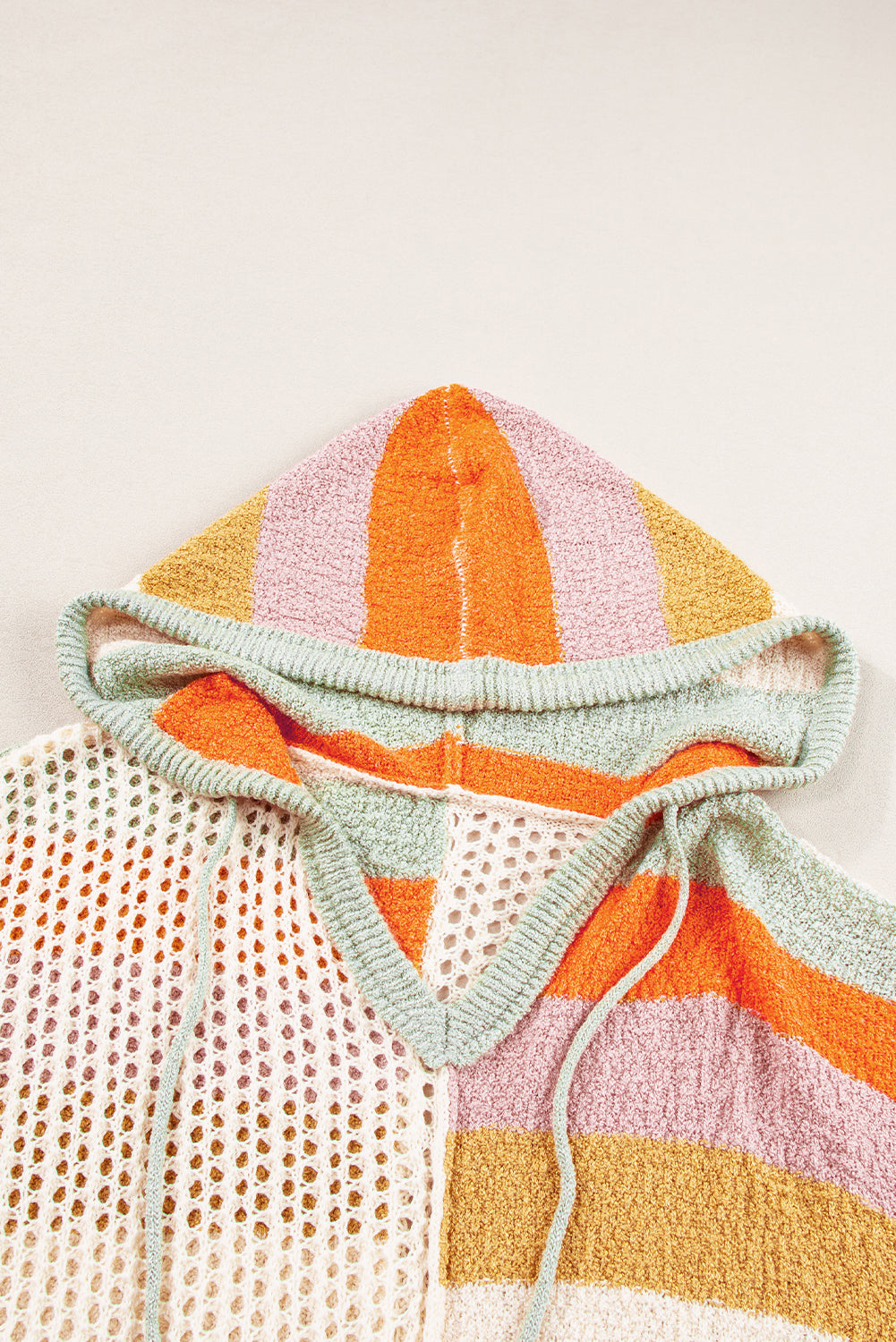 Beige übergroßer colorblock pullover mit kapuze und v-ausschnitt