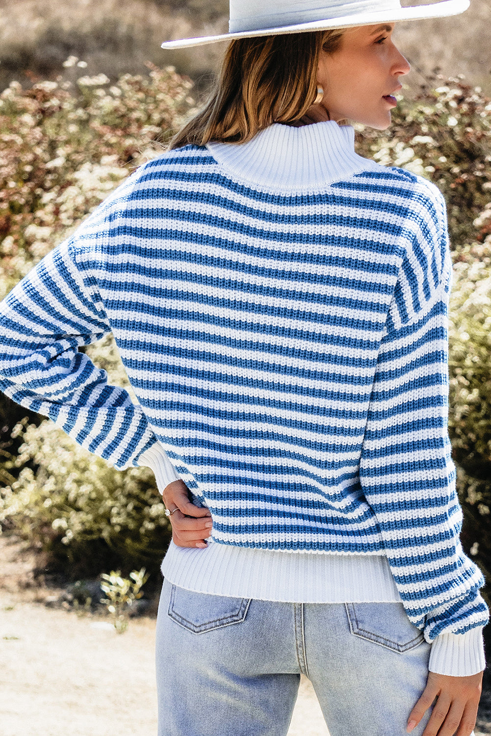 Himmelblauer streifen-pullover mit reißverschluss und schultertasche
