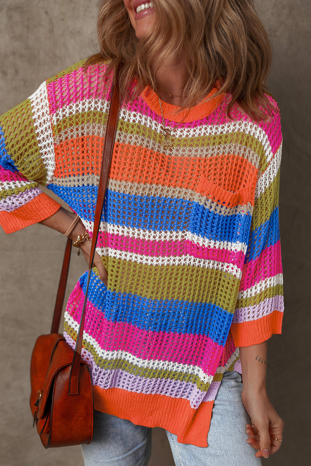 Orange gestreifter colorblock pullover mit 3/4-ärmeln aus gehäkeltem material