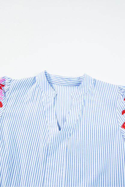 Himmelblau gestreiftes Kleid mit Puffärmeln und Rüschen in Kontrastfarbe