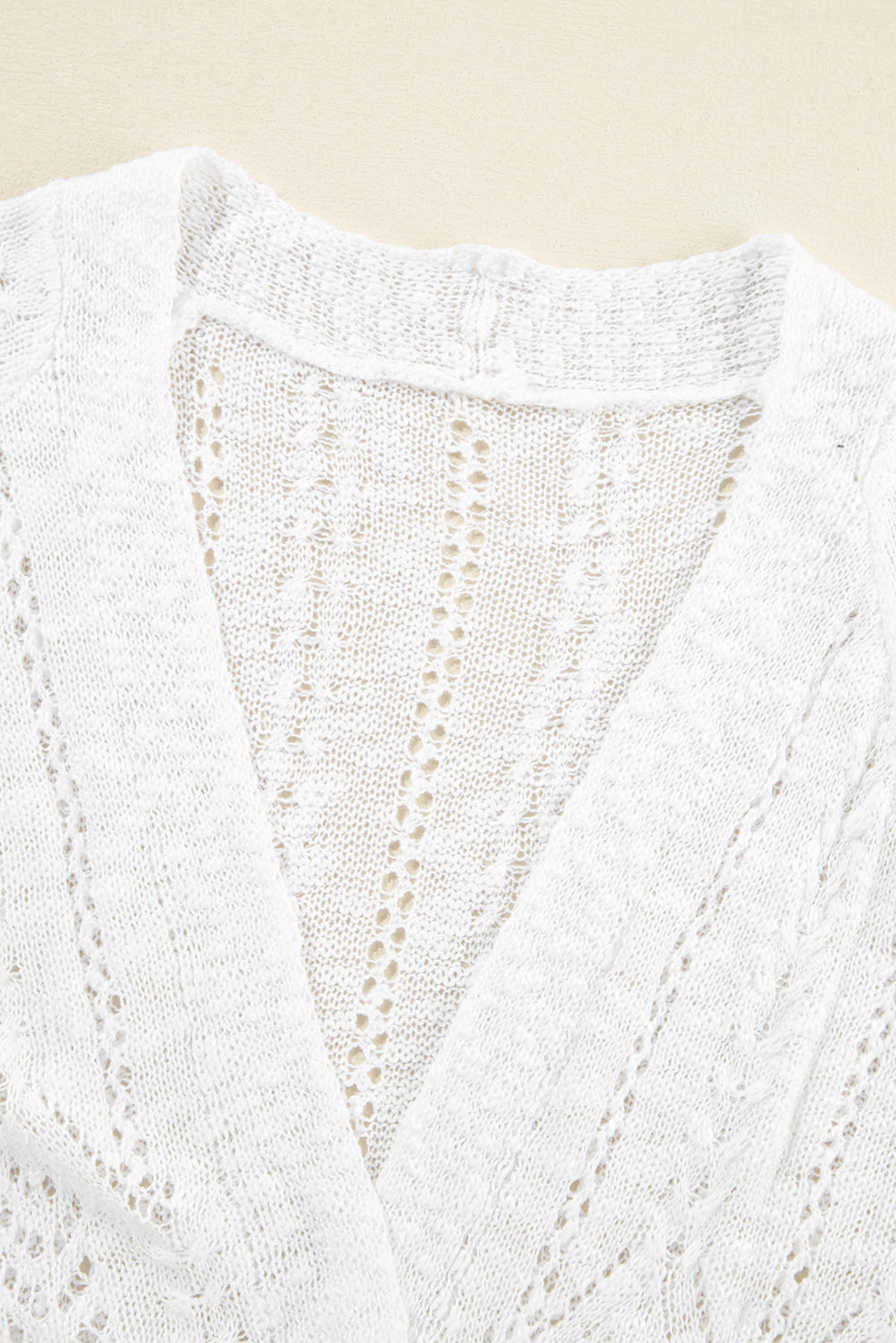 Weiße solide strickjacke mit offenem schnitt