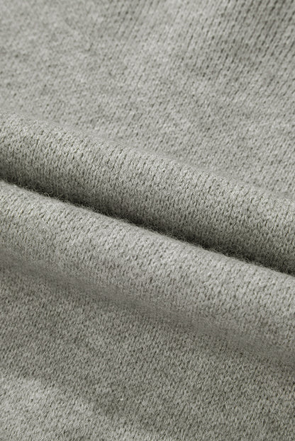 Hellgrauer pullover mit blumenärmeln und hängeschultern