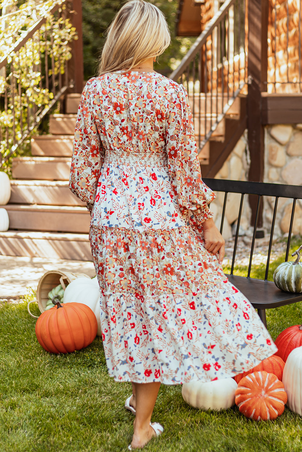 Khakifarbenes langarm-midikleid mit blumenmuster und gerafftem v-ausschnitt