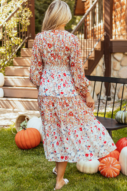 Khakifarbenes langarm-midikleid mit blumenmuster und gerafftem v-ausschnitt