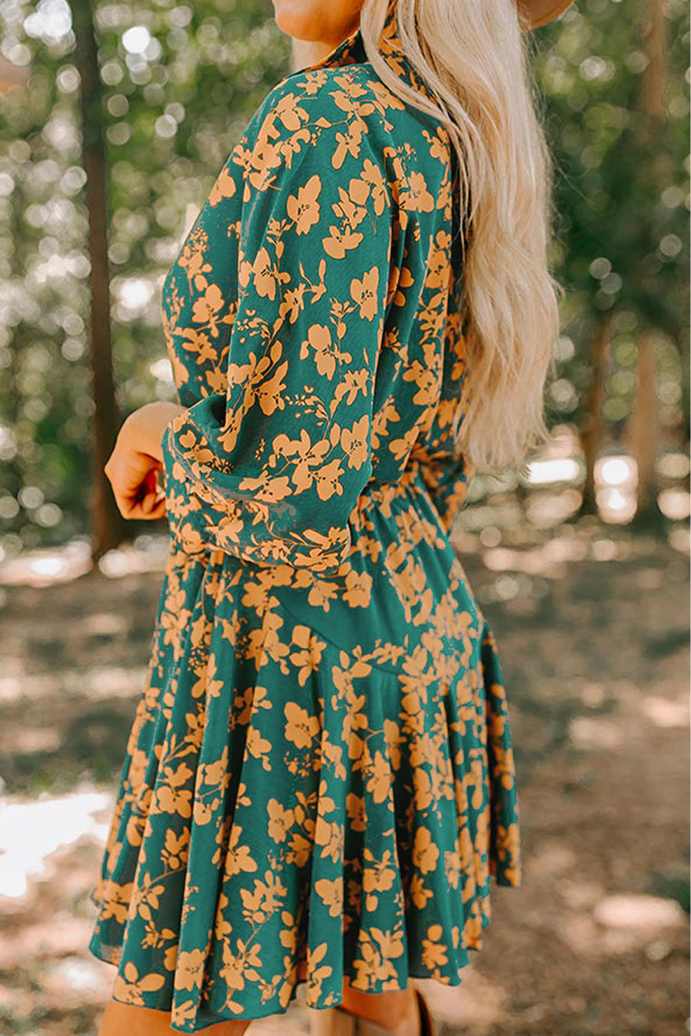Grüner blumendruck kordelzug tunika kurzes kleid