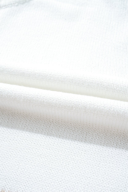 Haferflockenfarbener strickpullover mit gemischtem muster und schlüsselloch für die schultern