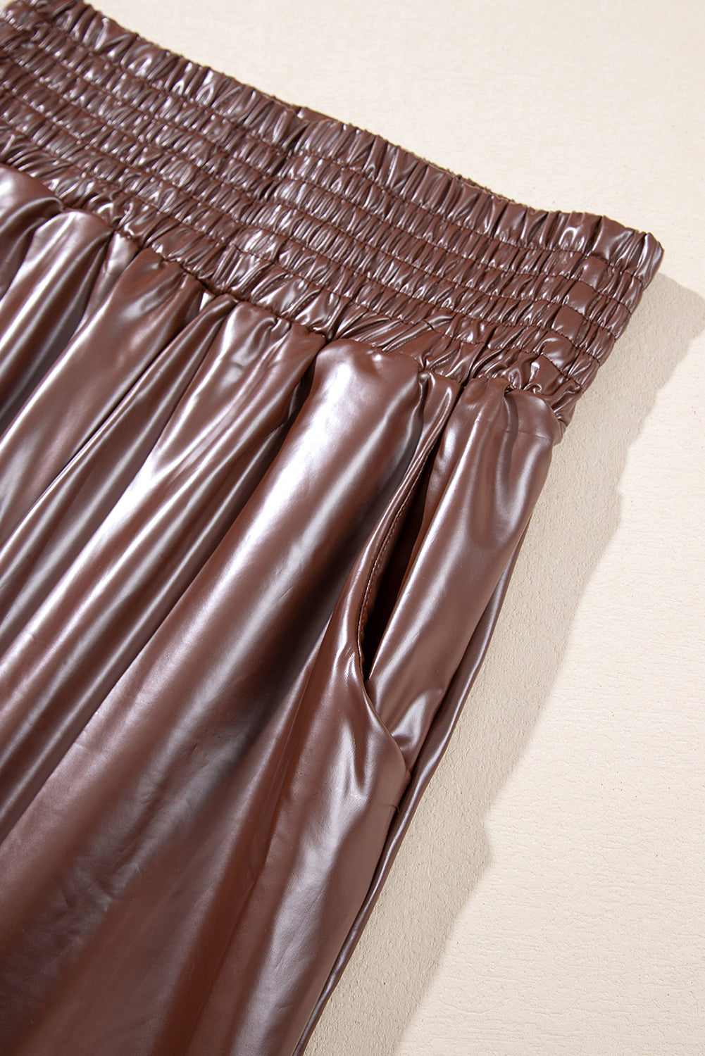 Braune gesmokte leder-skinny-hose mit hoher taille
