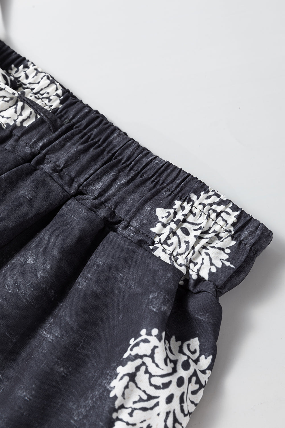 Schwarze, böhmische, bedruckte hose mit weitem bein und kordelzug