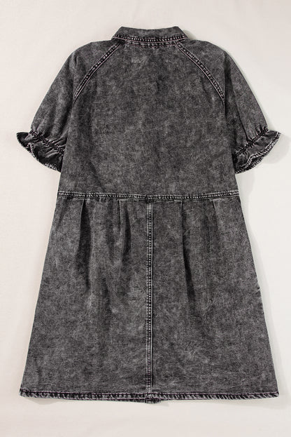 Mittelgraues Mineralwaschung gerafftes Kurzarm-Denimkleid mit Knöpfen