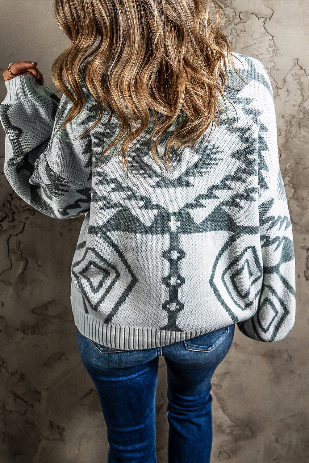 Hellgraue strickjacke mit geometrischem muster und geripptem saum zum aufknöpfen