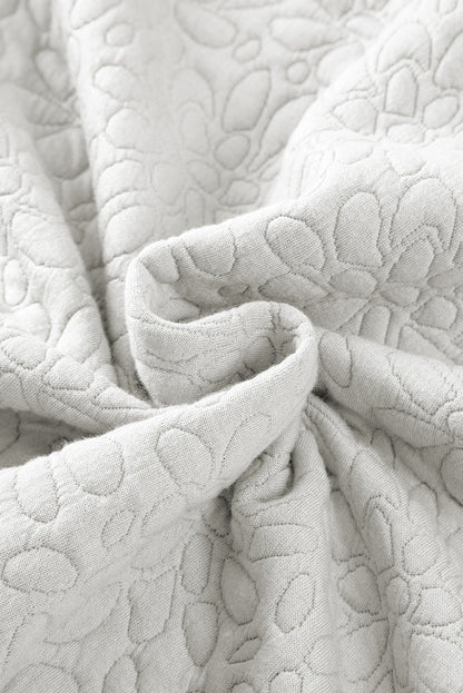 Weiße gesteppte jacke mit blumenmuster