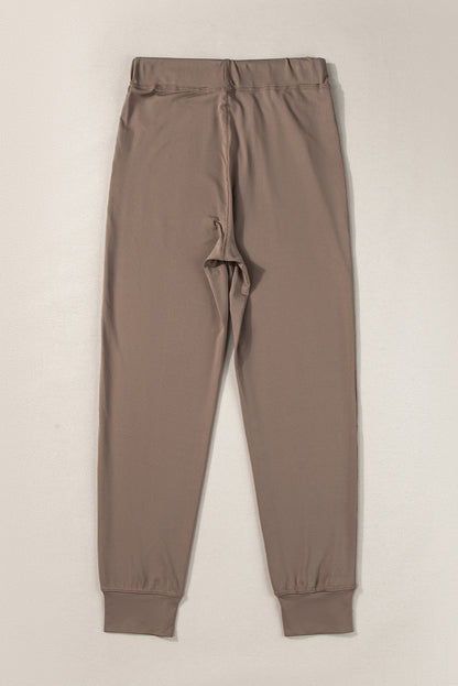 Dunkelbraune jogginghose mit taschen und kordelzug an der taille