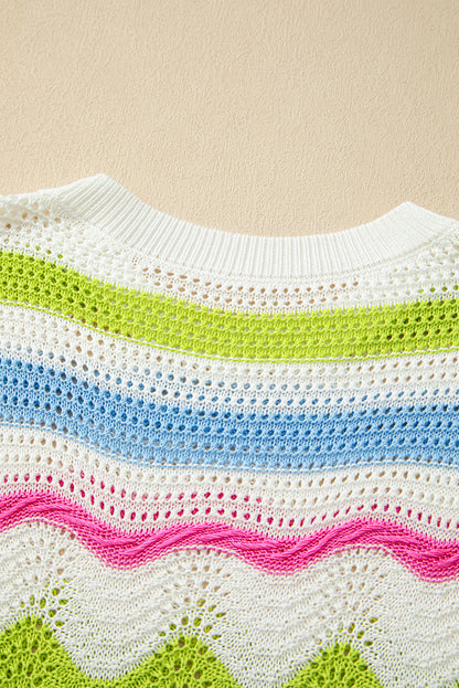 Weißes colorblock-häkelstrick-top mit gerafften kurzen ärmeln