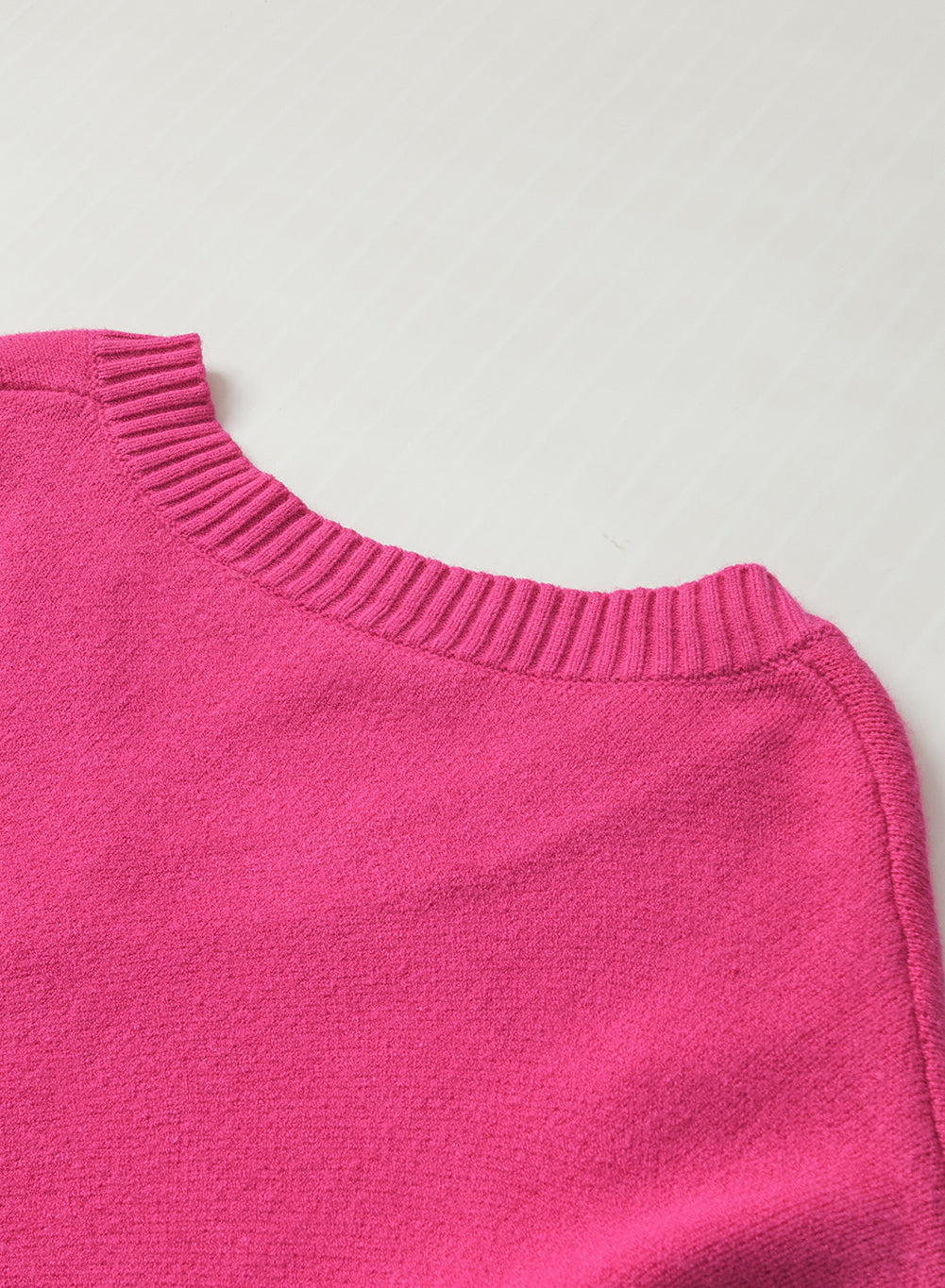 Rosenroter, perlenverzierter pullover mit v-ausschnitt und flauschigen herzen