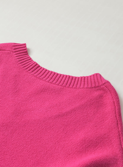 Rosenroter, perlenverzierter pullover mit v-ausschnitt und flauschigen herzen
