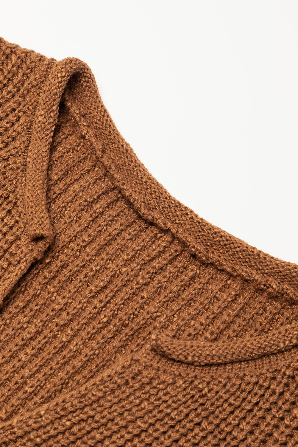Kamelfarbenes pulloverkleid mit kurzen ärmeln und v-ausschnitt