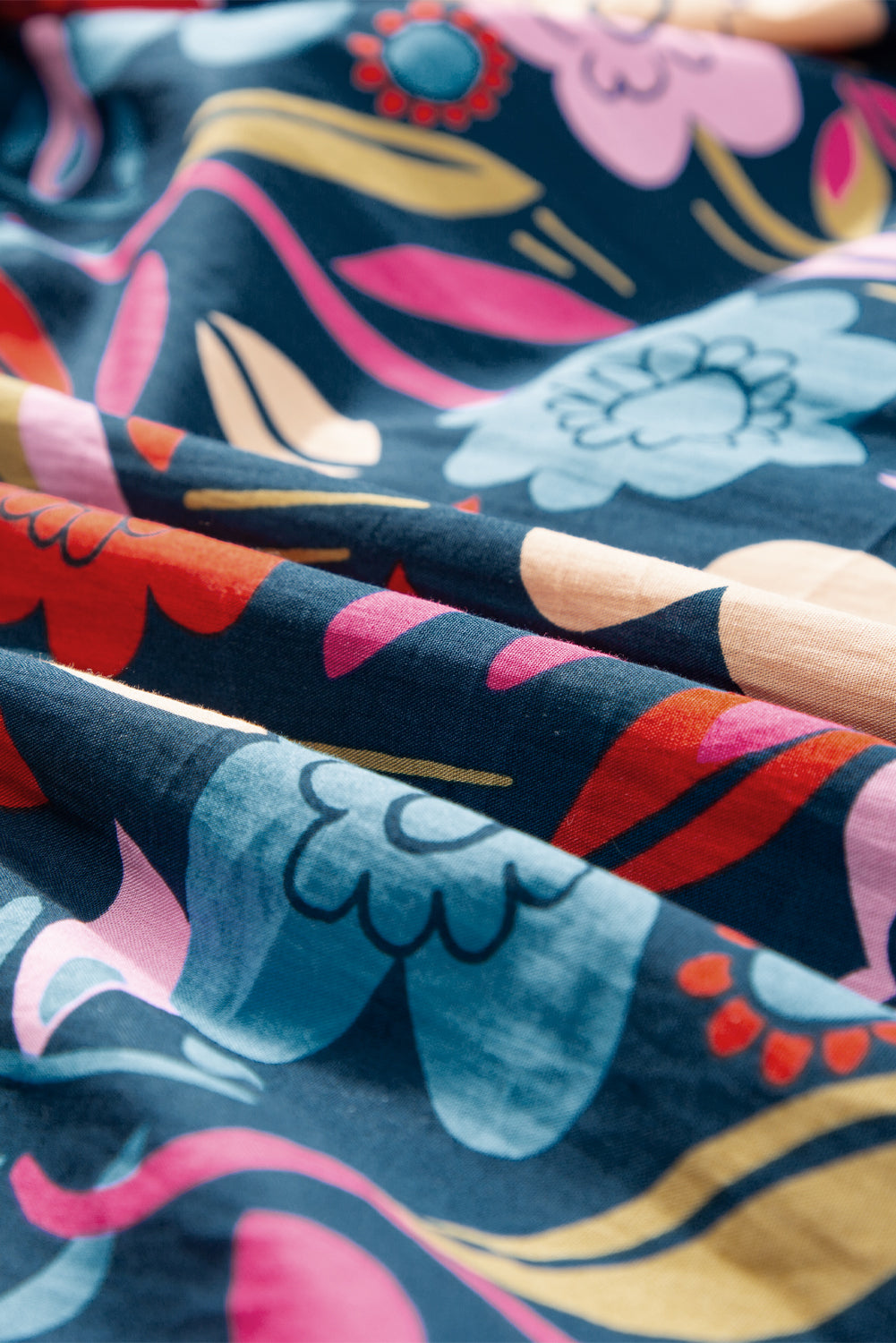 Grünes retro-maxikleid mit blumenmuster und geteiltem ausschnitt