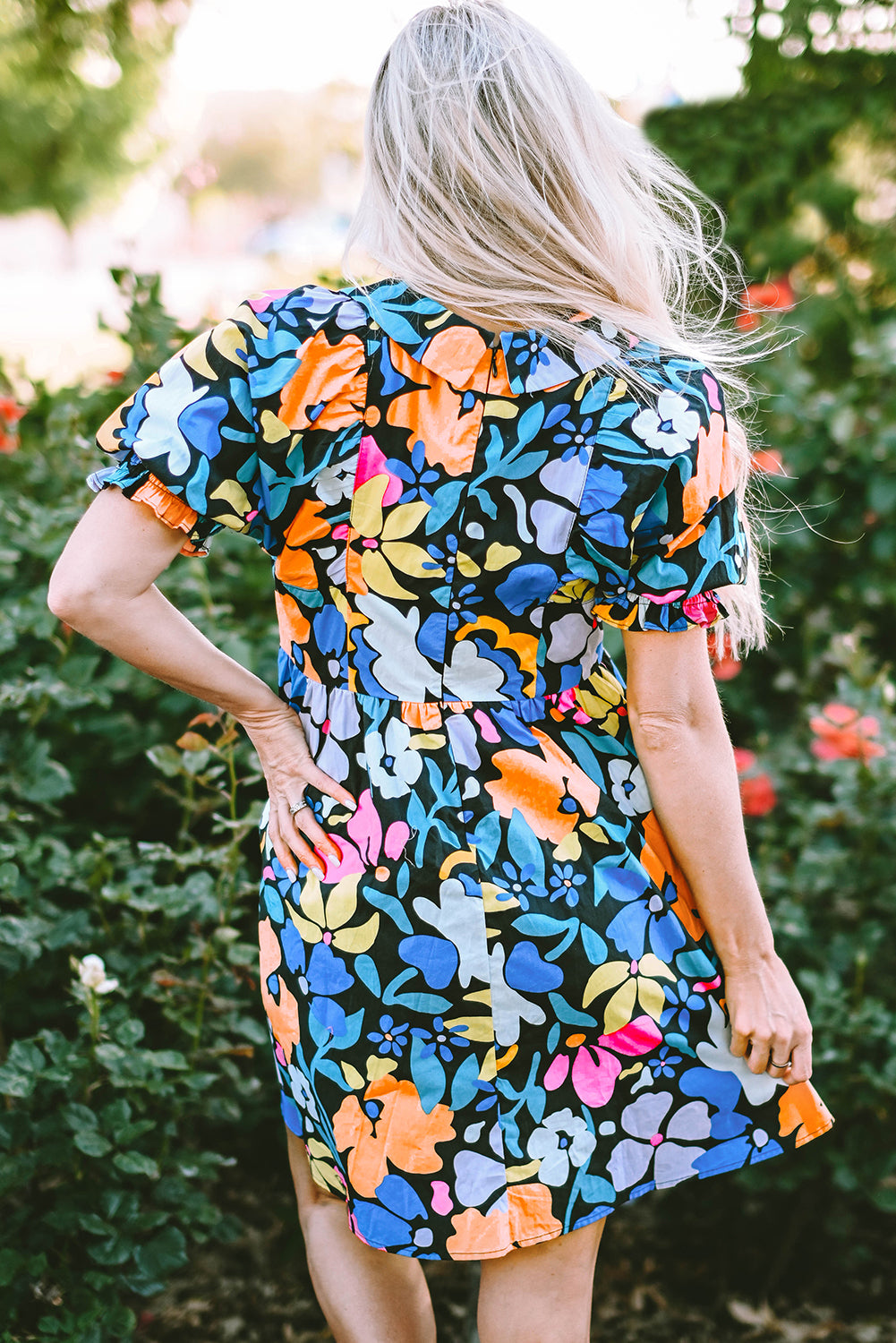 Blaues ausgestelltes Kleid mit geteiltem Halsausschnitt und Blumenmuster