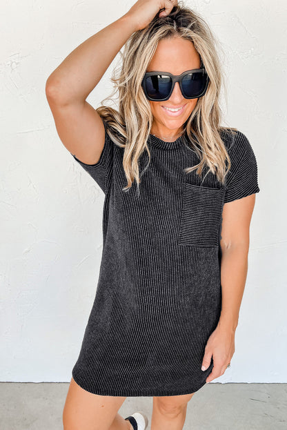 Graues gestreiftes rippenstrick-t-shirt-shiftkleid