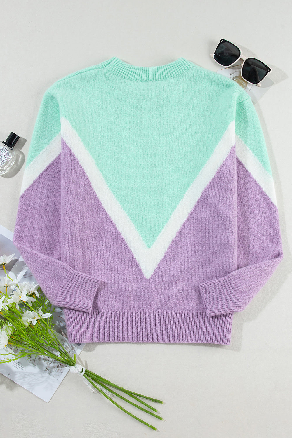 Grüner chevron colorblock strickpullover mit gerippten schultern