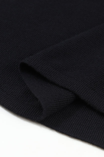 Schwarzer pullover mit gestreiften ärmeln und einfarbigem strick