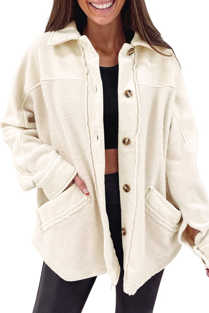 Beige knopfleiste mit nähten tasche rohsaum jacke