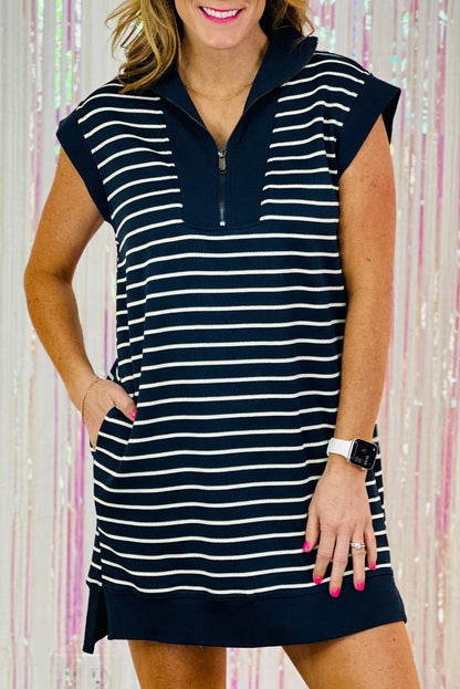 Marineblaues minikleid mit rollkragen und kapuzenärmeln