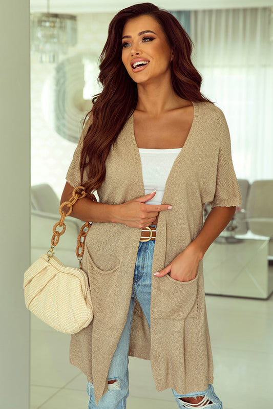 Khakifarbene dolman strickjacke mit halben ärmeln und taschen